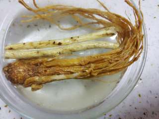 3、山药老鸭汤,党参黄芪（加入在鸭汤中更加滋补，汤味浓香）放温水泡几分钟。