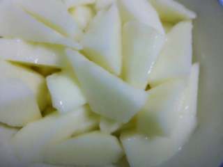 4、山药老鸭汤,山药刮皮后洗净切斜段，泡水中备用（加适量可防止变色）。