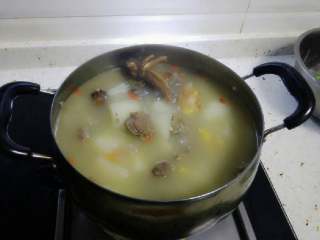 5、山药老鸭汤,汤锅放适量水（材料的两倍水量），放入鸭块、剩下的姜块和党参黄芪，我加入了一块橘子皮，可以去鸭腥味哦，水开后小火慢熬至汤变白变浓，鸭肉开始炖软。然后倒入山药。