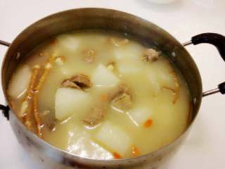 6、山药老鸭汤,煮至山药变软，加入适量枸杞，再调入适量盐味既可。