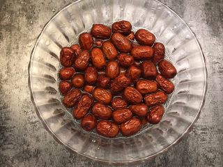 2、红枣酸奶戚风,红枣洗净沥干