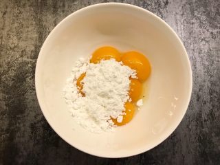 4、红枣酸奶戚风,蛋黄中加入糖粉搅拌均匀
