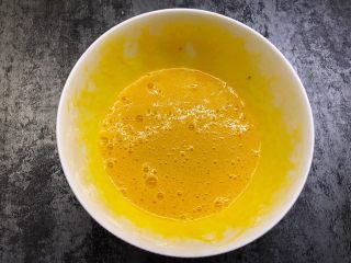 5、红枣酸奶戚风,加入玉米油充分彻底搅拌均匀