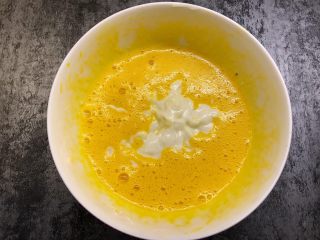 6、红枣酸奶戚风,加入酸奶搅拌均匀