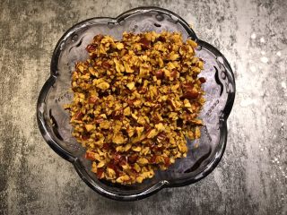 9、红枣酸奶戚风,红枣切碎