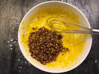 10、红枣酸奶戚风,加入蛋黄糊中