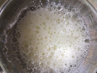 13、红枣酸奶戚风,用电动打蛋器打至粗泡，加入三分之一细砂糖