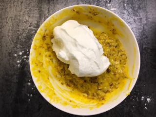 17、红枣酸奶戚风,取三分之一蛋白霜加入蛋黄面糊中