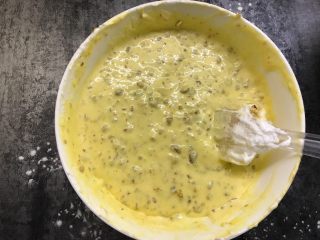 18、红枣酸奶戚风,翻拌均匀