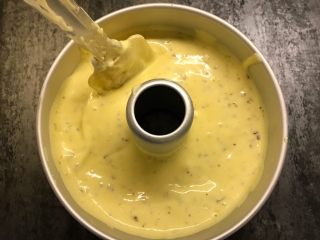 21、红枣酸奶戚风,倒入中空模具中