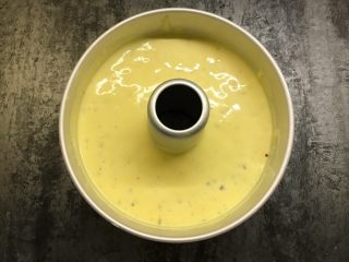 22、红枣酸奶戚风,轻轻震动模具，震去气泡。打发蛋清时烤箱先预热，160度烤40分钟。