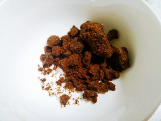 3、红糖红枣发糕,红糖50克。我觉得这个甜度正好