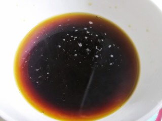 4、红糖红枣发糕,红糖加温水,温水和面粉一比一用量。搅拌红糖融化。