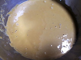 6、红糖红枣发糕,搅拌成面糊。