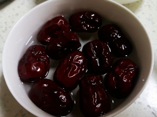 8、红糖红枣发糕,大枣洗净,泡软。