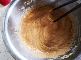 10、红糖红枣发糕,用筷子排气。