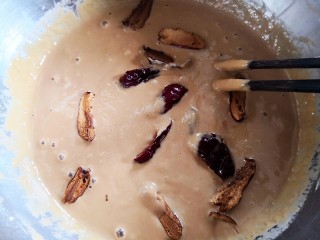 11、红糖红枣发糕,剪好的枣片放入面糊中。