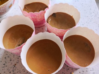 13、红糖红枣发糕,放入面糊,不到倒太满。150克面粉只装了5份。放入蒸锅中。开锅后蒸18分钟左右。