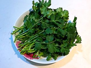 2、羊肉汤面,香菜清洗干净，沥干水分