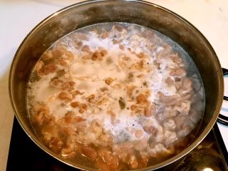 7、羊肉汤面,煮开后撇去浮沫