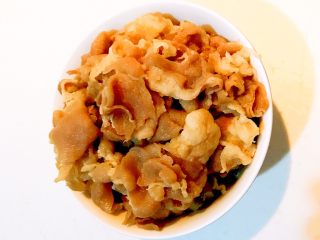 8、羊肉汤面,立即把羊肉捞出来