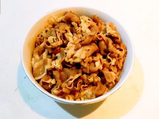 14、羊肉汤面,把羊肉放在面条上面