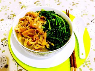 15、羊肉汤面,把煮好的香菜放在碗里，加入调好的汤汁