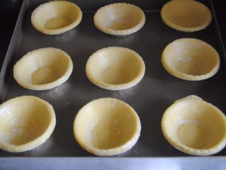 1、榴莲挞,蛋挞皮提前20分钟取出解冻