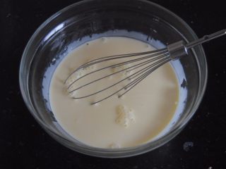 3、榴莲挞,加入炼乳，牛奶，淡奶油拌匀