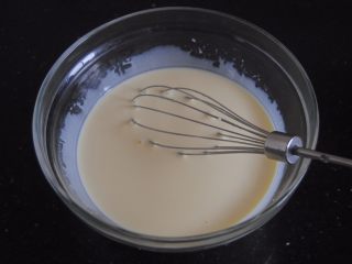 4、榴莲挞,倒入细砂糖拌匀融化