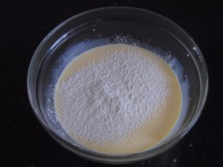 5、榴莲挞,筛入低筋粉拌匀