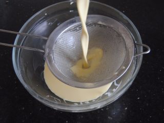 6、榴莲挞,过筛两遍后静置20分钟