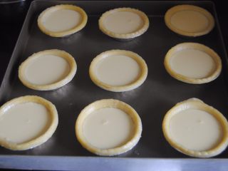 7、榴莲挞,倒入准备的蛋挞皮里