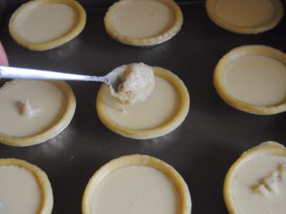 8、榴莲挞,榴莲肉稍稍压碎，放入蛋挞里