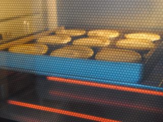 9、榴莲挞,烤箱200度预热，放入中层烤制20分钟即可