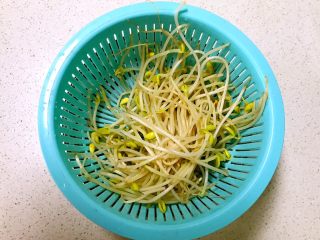 4、韩式石锅拌饭,把焯好的豆芽捞出来用冷水过凉