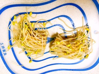 5、韩式石锅拌饭,把豆芽从中间切断