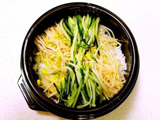 18、韩式石锅拌饭,把黄豆芽和瓜丝放在米饭上面