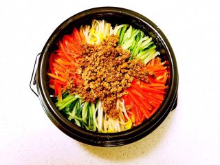 20、韩式石锅拌饭,加入炒好的猪肉末