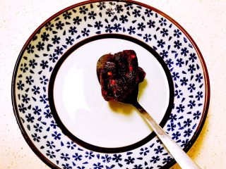 21、韩式石锅拌饭,取出一勺朝鲜辣酱