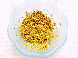 1、桂花松糕,30克桂花洗净，用3克盐腌10分钟，沥水