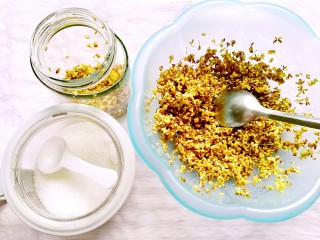 2、桂花松糕,玻璃瓶开水消毒控干，装瓶，装一层桂花，再装一层白糖，最上层瓶口处，白糖要放的厚厚的一层