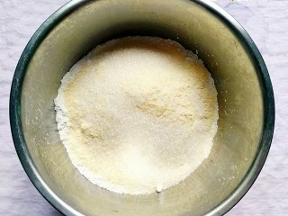 4、桂花松糕,取干净的料理盆放入糯米粉、藕粉、玉米面、白糖