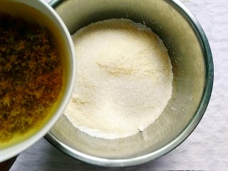 5、桂花松糕,取2勺糖桂花，加温水稀释，一边往粉里加桂花水一边搅拌，水要一点点加，不能一次加太多