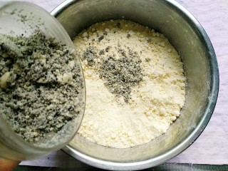 7、桂花松糕,花生在微波炉高火叮2分钟，与炒熟的黑芝麻一起放在料理机打碎，倒入粉里