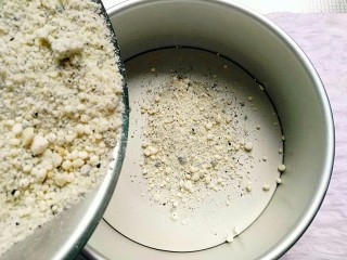 9、桂花松糕,蛋糕模具刷油，将拌好的糕粉倒进模具，不用压实，保持松散