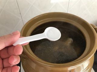 15、莲子无花果膨鱼腮扇骨汤,熄火前加入盐调味即可！