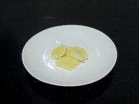 2、蜂蜜生姜茶,生姜洗净切片；