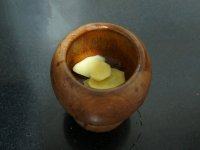 3、蜂蜜生姜茶,放入捣碗中，捣碎；