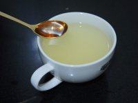 7、蜂蜜生姜茶,待水温不烫时，加入蜂蜜，拌匀即可饮用；